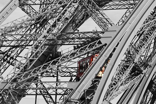 Eiffeltoren met rode lift.