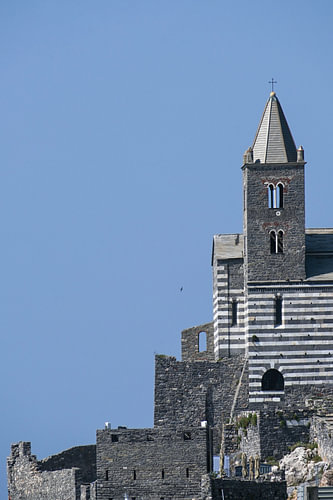 Sankt Peterskirche (Chiesa di San Pietro) vor dem klaren blauen Himmel mit großem Kopierraum, berühm