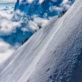 Bergbeklimmers op de Aguille du midi in de franse alpen bij Chamonix. Wout Kok One2expose van Wout Kok