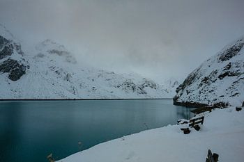 Stausee stuwmuur van sneeuw met water in de bergen van Oostenrijk