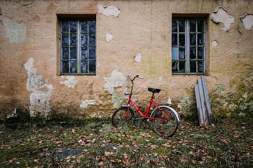 Rode fiets bij verlaten huis