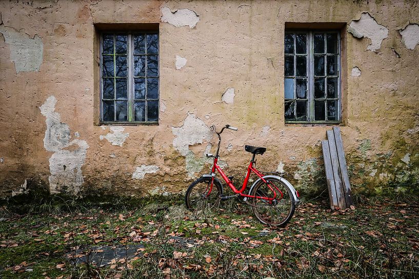 Rotes Fahrrad am verlassenen Haus von Inge van den Brande