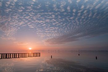 Sonnenaufgang am Wasser