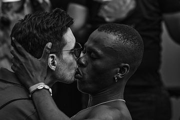 Verlockendes Bild von Männern, die sich in Schwarz-Weiß küssen