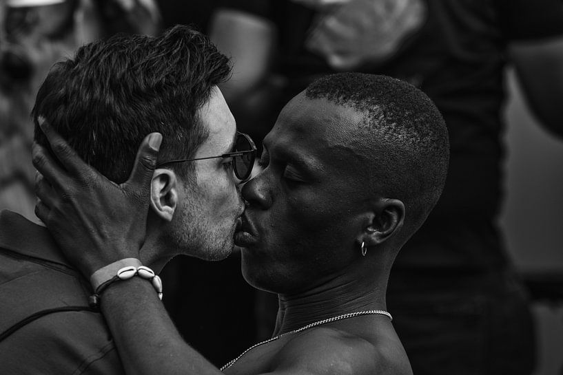 Verlockendes Bild von Männern, die sich in Schwarz-Weiß küssen von Atelier Liesjes