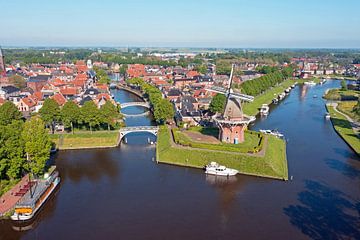 Luchtfoto van Dokkum met de molens Zeldenrust en de Hoop in Nederland van Eye on You