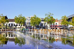 Sunlit Heuvel Square avec des jets d'eau à Tilburg sur Tony Vingerhoets