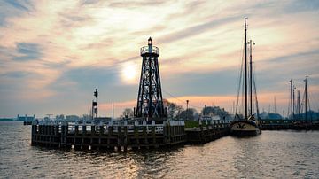 't Vuurtje Enkhuizen with ships by R Smallenbroek