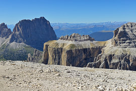 Die Sella-Gruppe und der Sassolungo unter blauem Himmel von Tomherkules