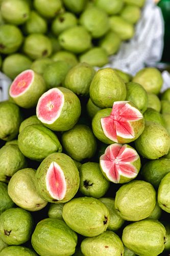 Tropische Frucht Guave | Leuchtende Farben | Grün und Rosa