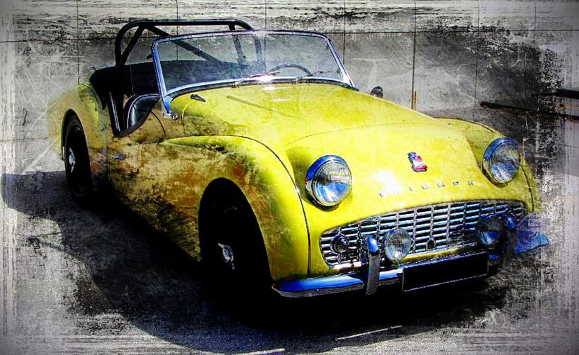 Gele Triumph Oldtimer  van Nicky`s Prints