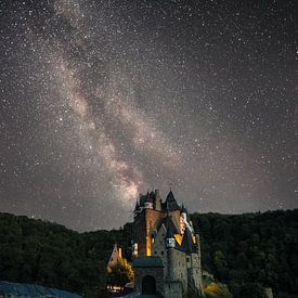 Galaxie in einer märchenhaften Landschaft von Bas Berkhuijsen