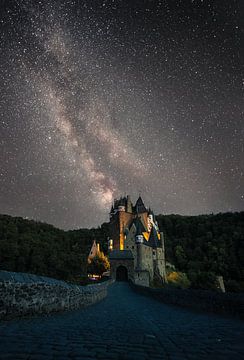 Galaxie in einer märchenhaften Landschaft von Bas Berkhuijsen