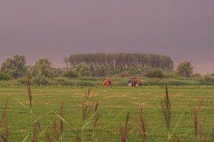 Tracteur dans le paysage sur Moetwil en van Dijk - Fotografie