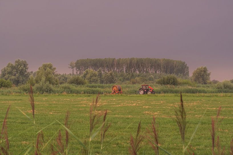 Tractor in landscape by Moetwil en van Dijk - Fotografie