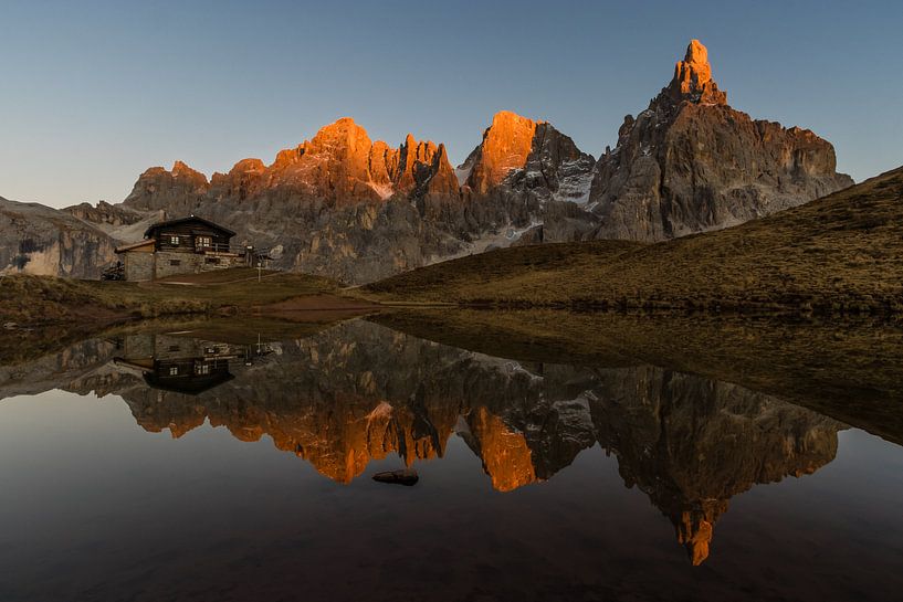 Letztes Sonnenlicht in den Bergen - Dolomiten, Italien von Thijs van den Broek