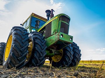 Grüner John Deere Traktor auf einem bewirtschafteten Acker von MPfoto71