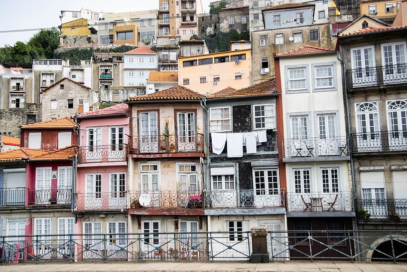 Pastelkleur (roze oranje geel) huizen in Porto (gezien bij vtwonen) van Monique Tekstra-van Lochem