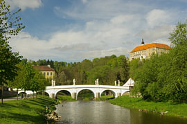 Eine elegante Barockbrücke und ein Schloss für ein klassisches Wohnzimmer von Angelus H