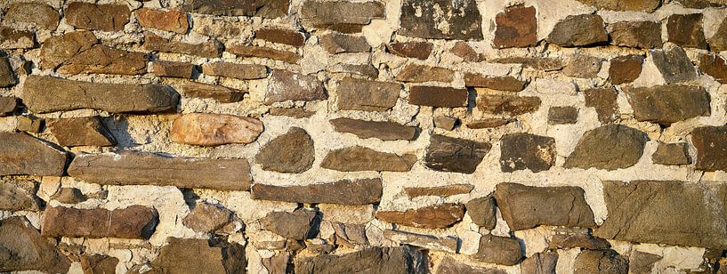 historische mittelalterliche Stadtmauer aus Naturstein in Magdeburg von Heiko Kueverling