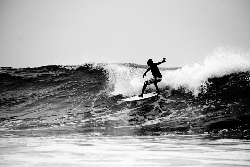 Surfer Silhouet, Arugambay, Sri Lanka van Roel Janssen