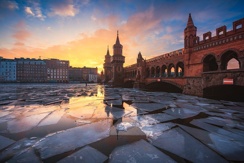 Berlijn Oberbaumbrücke in de winter bij zonsondergang van Jean Claude Castor