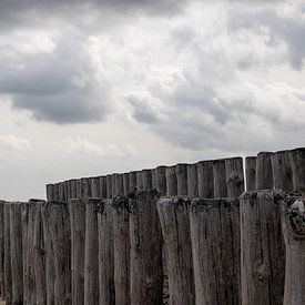 Dunkler Himmel an der Küste von Renesse von Martijn Aalbers
