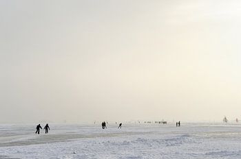 Schlittschuhläufer und Eissegler auf der Gouwzee