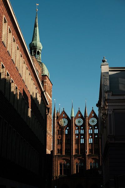 Gevel van het stadhuis en de St Nicolaaskerk in Stralsund van NZME Photography