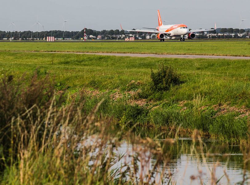 Easyjet landing op de Polderbaan op Schiphol van Robin Smeets