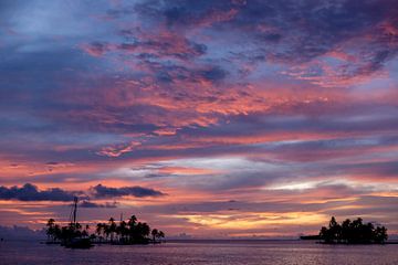 Sunset over the San Blas islands by Laurine Hofman
