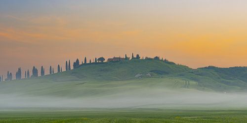 Een dans van licht en mist - de Crete Senesi in de eerste gloed van de dag