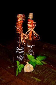 Balsamique de dattes et huile d'orange ainsi que divers ingrédients frais.