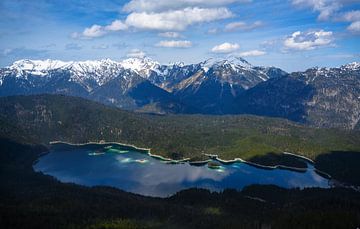 Eibsee, See in den schneebedeckten Bergen bei Garmisch Partenkirchen, Luftaufnahme unter blauem Himm