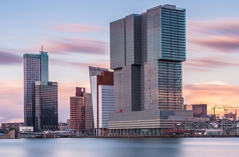 De Rotterdam bij zonsondergang van Ilya Korzelius