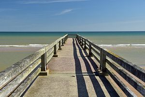 Pier aan de kust van Normandië (Omaha Beach) van Renzo de Jonge