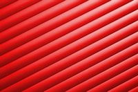 geschlossene rote Jalousie an einem Fenster