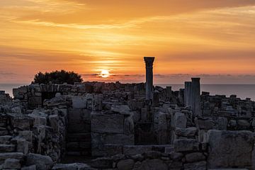Zuil op Kourion Archeologische plek op Cyprus met  zonsondergang