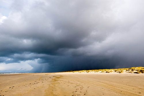 Een zware bui boven Vlieland.
