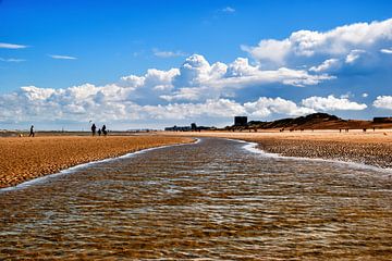 Beach between Koksijde and Oostduinkerke on a beautiful day 03 by Manuel Declerck