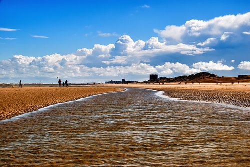 Beach between Koksijde and Oostduinkerke on a beautiful day 03