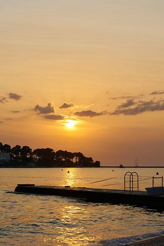 Avondsfeer aan de kust van Poreè