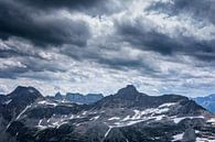 Bewolkte bergtoppen van Patrick Herzberg thumbnail