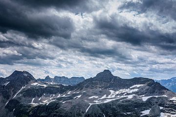Bewolkte bergtoppen van Patrick Herzberg