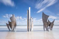 Monument Les Braves in de zee van Omaha Beach Normandië Frankrijk van Silvia Thiel thumbnail