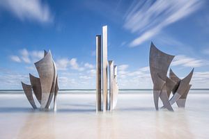Monument Les Braves in de zee van Omaha Beach Normandië Frankrijk sur Silvia Thiel