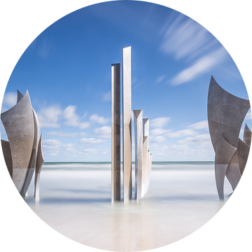 Monument Les Braves in de zee van Omaha Beach Normandië Frankrijk van Silvia Thiel