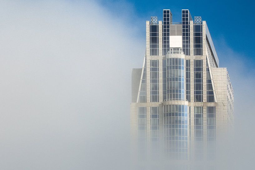 Millenniumsturm im Nebel, Rotterdam von Martijn Smeets