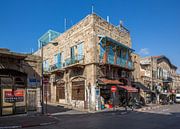 Altes Gebäude mit Blue Screens und Geschäften in der Altstadt von Jaffa, Tel-Aviv, Israel von Joost Adriaanse Miniaturansicht