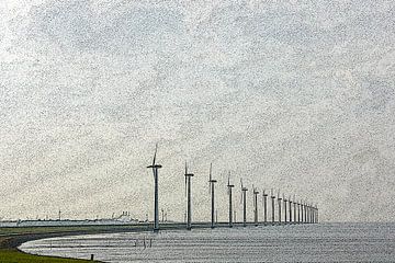 Lange rij windmolens aan de oever van een meer